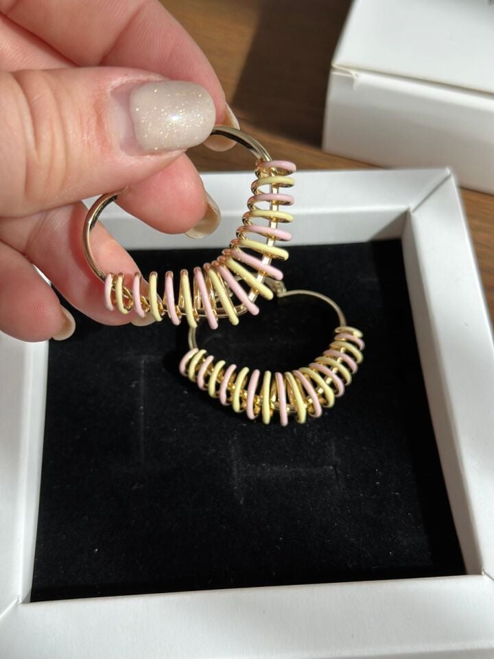 Pembe Renkli Sarmal Kalpli Altın Kaplama Küpe